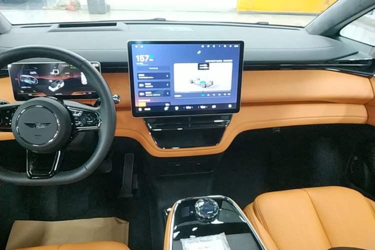 Used Geely Galaxy LEVC L380 2025 805 km Flagship Version All-Wheel Drive Audio And AC Panel