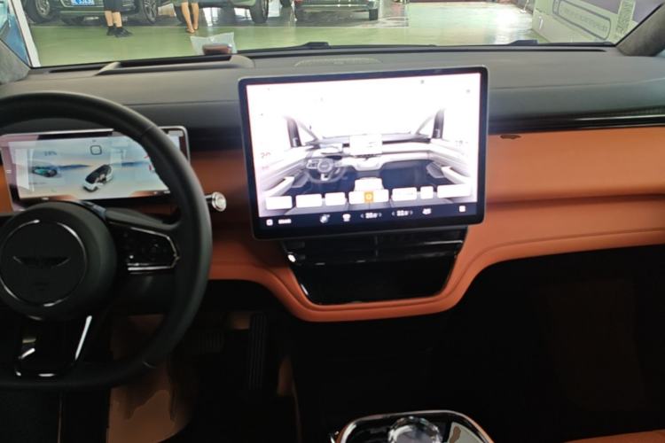 Used Geely Galaxy LEVC L380 2025 805 km Flagship Version All-Wheel Drive Center Console