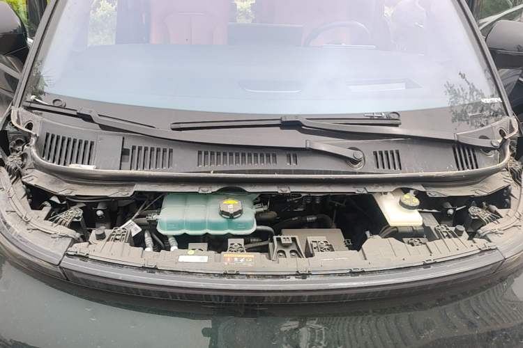 Used Geely Galaxy LEVC L380 2025 805 km Flagship Version All-Wheel Drive Engine Bay
