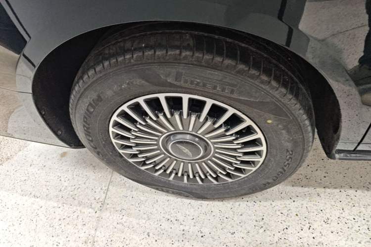 Used Geely Galaxy LEVC L380 2025 805 km Collection Edition All-Wheel Drive Exterior 3