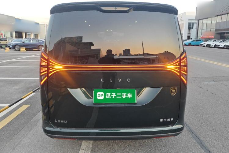 Used Geely Galaxy LEVC L380 2025 805 km Flagship Version All-Wheel Drive Exterior 4