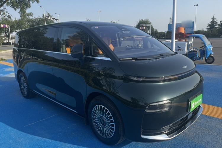 Used Geely Galaxy LEVC L380 2025 805 km Flagship Version All-Wheel Drive Exterior 4