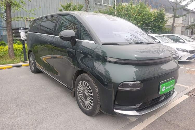 Used Geely Galaxy LEVC L380 2025 805 km Flagship Version All-Wheel Drive Front Right 45 Deg
