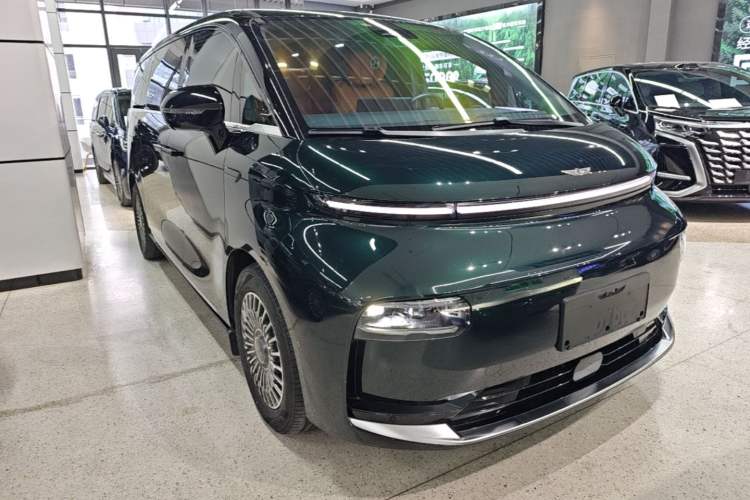 Used Geely Galaxy LEVC L380 2025 805 km Collection Edition All-Wheel Drive Front Right 45 Deg