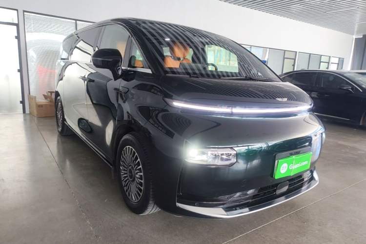 Used Geely Galaxy LEVC L380 2025 805 km Flagship Version All-Wheel Drive Front Right 45 Deg