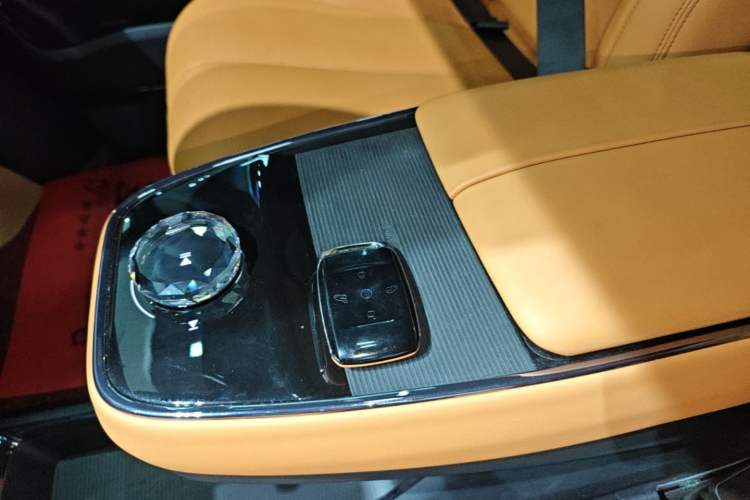 Used Geely Galaxy LEVC L380 2025 805 km Collection Edition All-Wheel Drive Interior 1