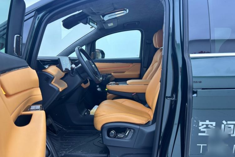 Used Geely Galaxy LEVC L380 2025 805 km Flagship Version All-Wheel Drive Interior 2