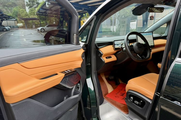 Used Geely Galaxy LEVC L380 2025 805 km Collection Edition All-Wheel Drive Interior 7