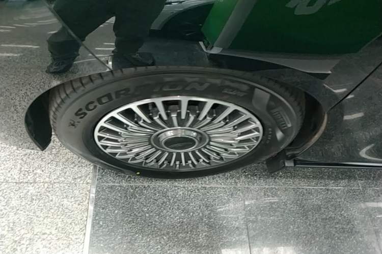 Used Geely Galaxy LEVC L380 2025 805 km Flagship Version All-Wheel Drive Left Front Wheel Hub