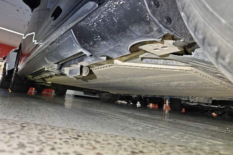 Used Geely Galaxy LEVC L380 2025 805 km Collection Edition All-Wheel Drive Left Side Sill