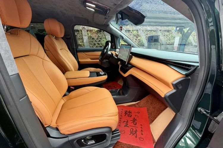 Used Geely Galaxy LEVC L380 2025 805 km Collection Edition All-Wheel Drive Right Front Seat