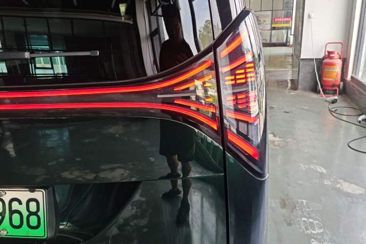 Used Geely Galaxy LEVC L380 2025 805 km Flagship Version All-Wheel Drive Right Rear Taillight