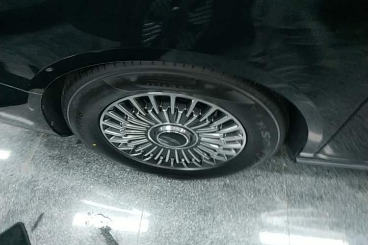 Used Geely Galaxy LEVC L380 2025 805 km Flagship Version All-Wheel Drive Right Rear Wheel Hub
