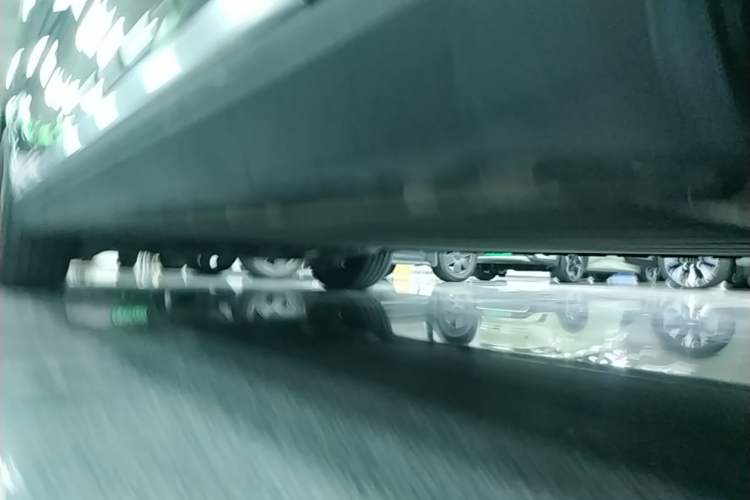 Used Geely Galaxy LEVC L380 2025 825 km Extraordinary Edition Right Side Sill