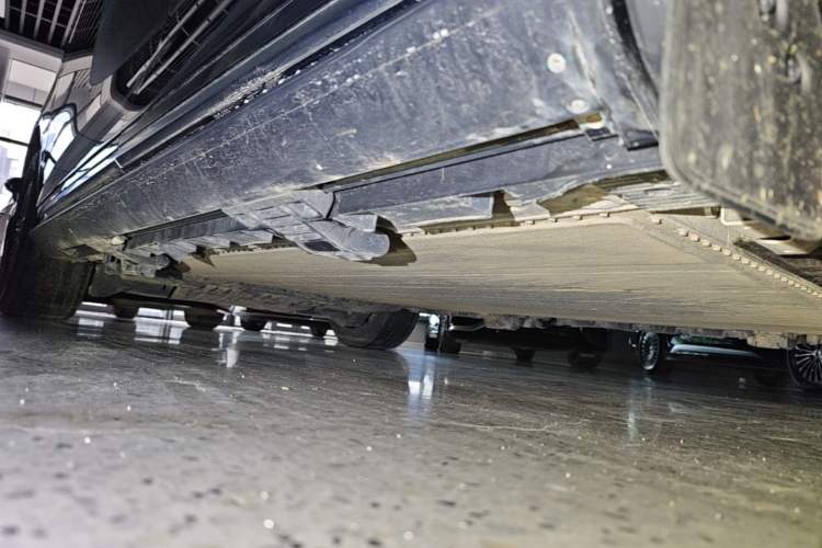 Used Geely Galaxy LEVC L380 2025 805 km Collection Edition All-Wheel Drive Right Side Sill
