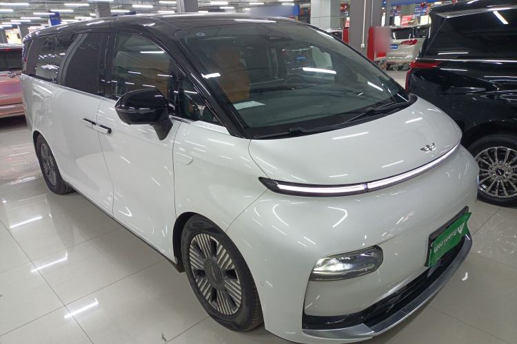Used Geely Galaxy LEVC L380 2025 650 km Flagship Edition All-Wheel Drive Front Right 45 Deg