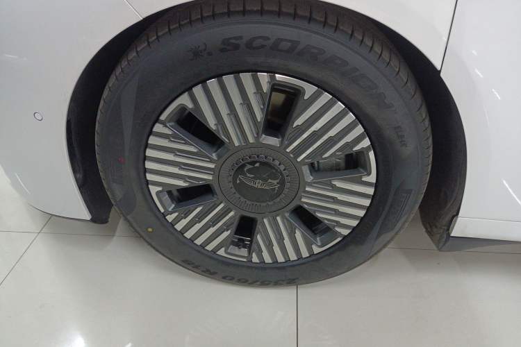 Used Geely Galaxy LEVC L380 2025 650 km Flagship Edition All-Wheel Drive Left Front Wheel Hub