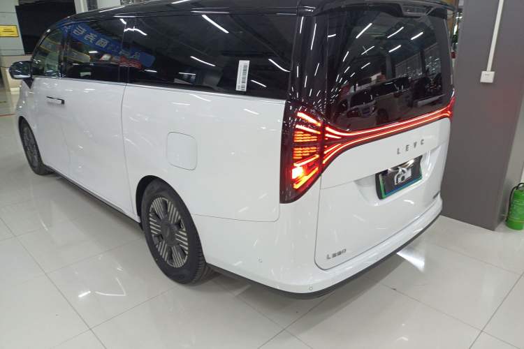 Used Geely Galaxy LEVC L380 2025 650 km Flagship Edition All-Wheel Drive Rear Left 45 Deg
