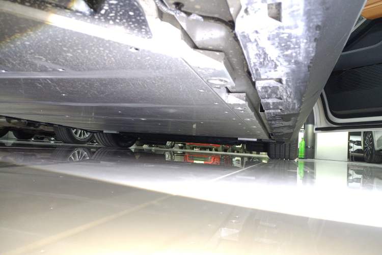 Used Geely Galaxy LEVC L380 2025 650 km Flagship Edition All-Wheel Drive Right Side Sill