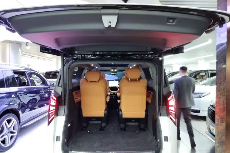 Used Geely Galaxy LEVC L380 2025 825 km Extraordinary Edition Trunk
