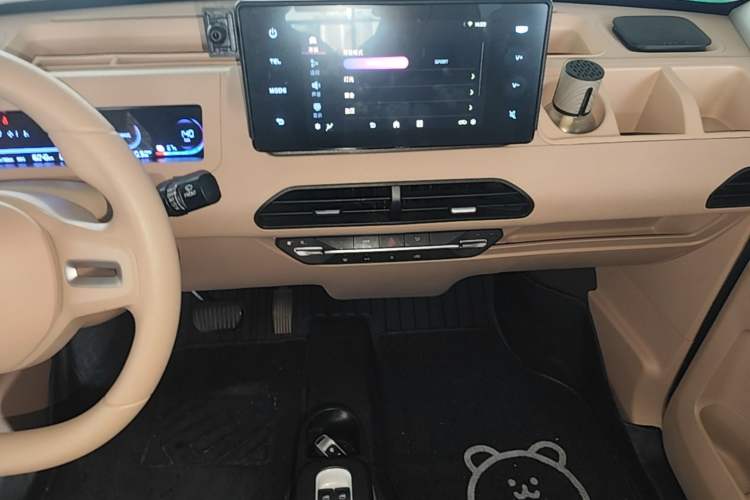 Used Geely Galaxy Panda 2023 Panda Mini 200km Endurance Bear Audio And AC Panel