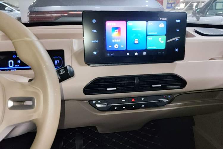 Used Geely Galaxy Panda 2023 Panda Mini 200km Endurance Bear Audio And AC Panel