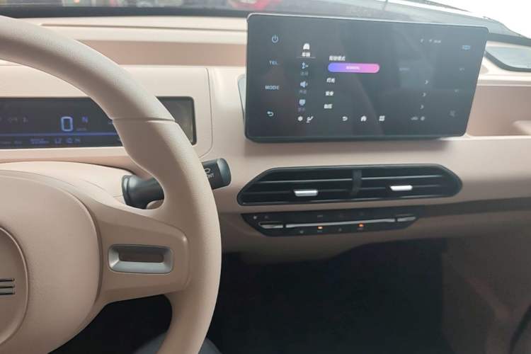 Used Geely Galaxy Panda 2023 Panda Mini 200km Endurance Bear Audio And AC Panel
