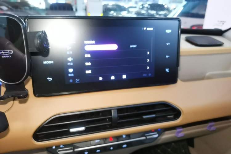 Used Geely Galaxy Panda 2023 Panda Mini 200km Endurance Bear Audio And AC Panel