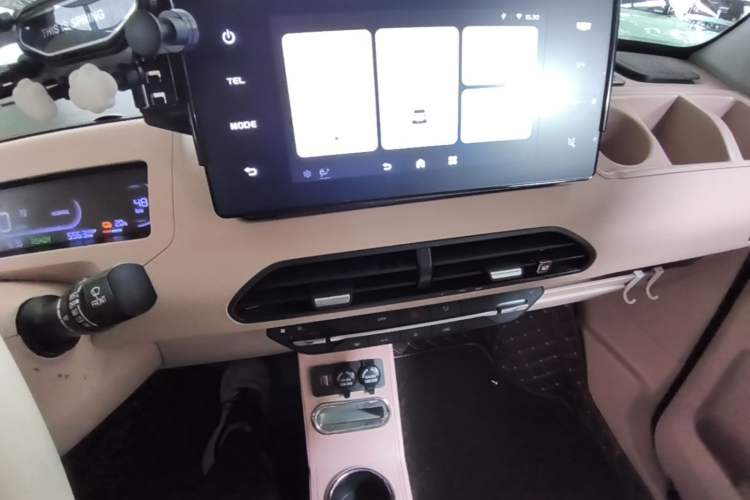 Used Geely Galaxy Panda 2023 Panda Mini 200km Endurance Bear Audio And AC Panel