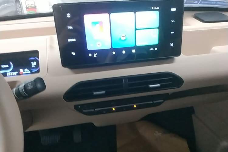 Used Geely Galaxy Panda 2023 Panda Mini 200km Endurance Bear Audio And AC Panel