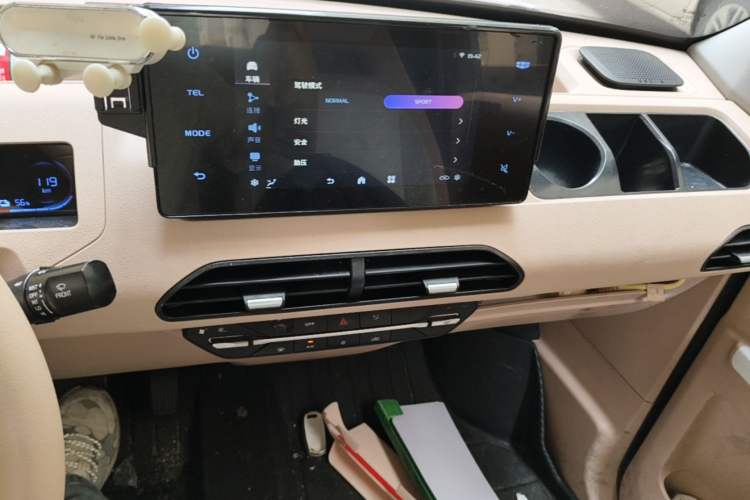 Used Geely Galaxy Panda 2023 Panda Mini 200km Endurance Bear Audio And AC Panel