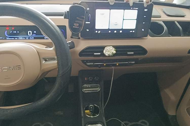 Used Geely Galaxy Panda 2023 Panda Mini 200km Endurance Bear Audio And AC Panel