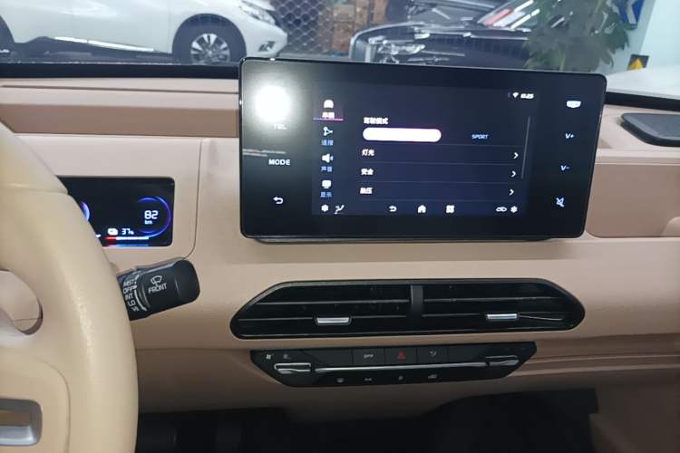 Used Geely Galaxy Panda 2023 Panda Mini 200km Endurance Bear Audio And AC Panel
