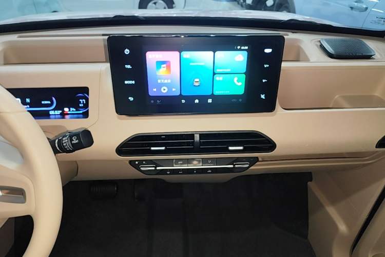 Used Geely Galaxy Panda 2023 Panda Mini 200km Endurance Bear Audio And AC Panel