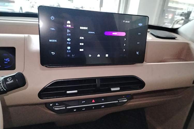Used Geely Galaxy Panda 2023 Panda Mini 200km Endurance Bear Audio And AC Panel
