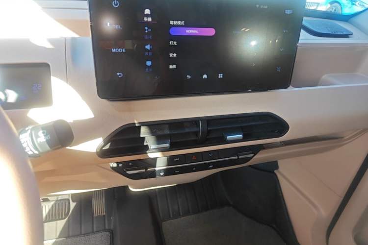 Used Geely Galaxy Panda 2023 Panda Mini 200km Endurance Bear Audio And AC Panel