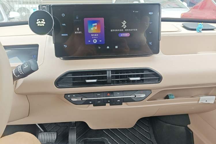 Used Geely Galaxy Panda 2023 Panda Mini 200km Endurance Bear Audio And AC Panel