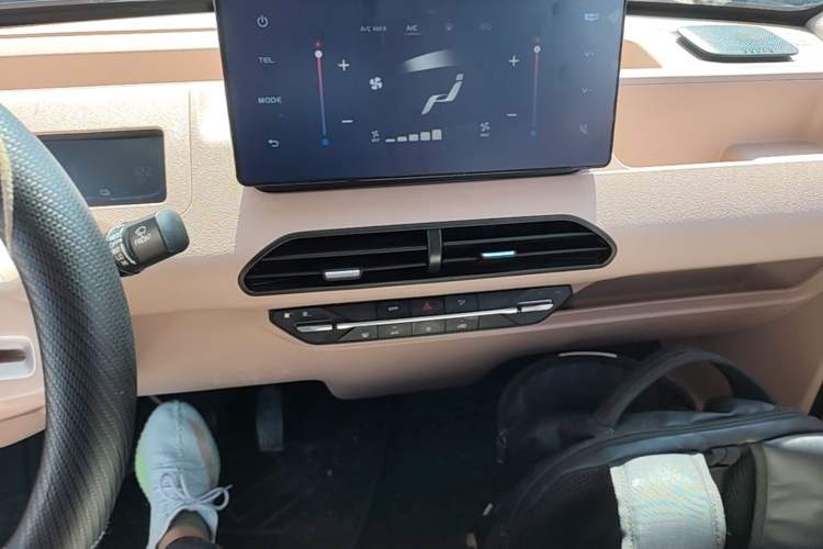Used Geely Galaxy Panda 2023 Panda Mini 200km Endurance Bear Audio And AC Panel