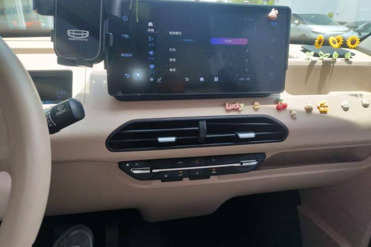 Used Geely Galaxy Panda 2023 Panda Mini 200km Little Yellow Duck Limited Edition — Happy as Can Be Audio And AC Panel