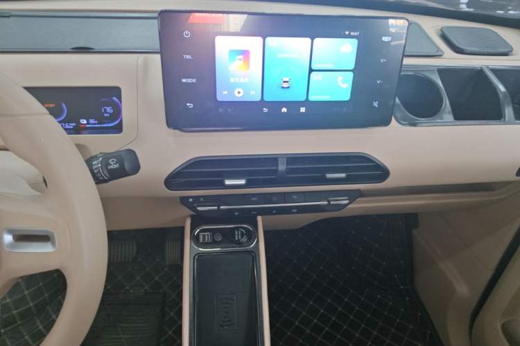 Used Geely Galaxy Panda 2023 Panda Mini 200km Endurance Bear Audio And AC Panel