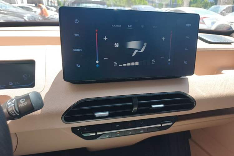 Used Geely Galaxy Panda 2023 Panda Mini 200km Endurance Bear Audio And AC Panel