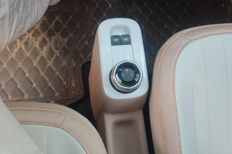 Used Geely Galaxy Panda 2023 Panda Mini 200km Endurance Bear Gear Lever