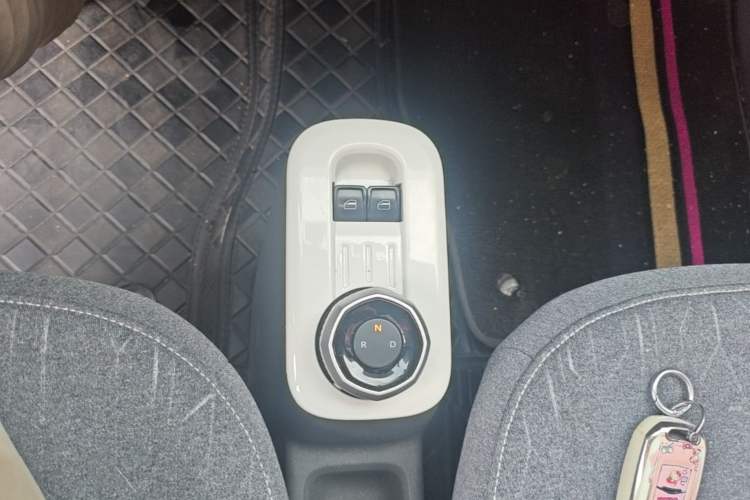 Used Geely Galaxy Panda 2023 Panda Mini 200km Endurance Bear Gear Lever