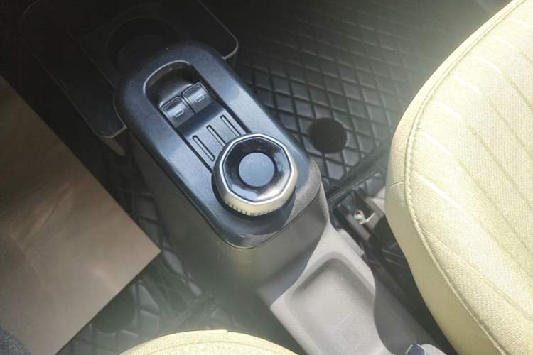 Used Geely Galaxy Panda 2023 Panda Mini 200km Endurance Bear Gear Lever