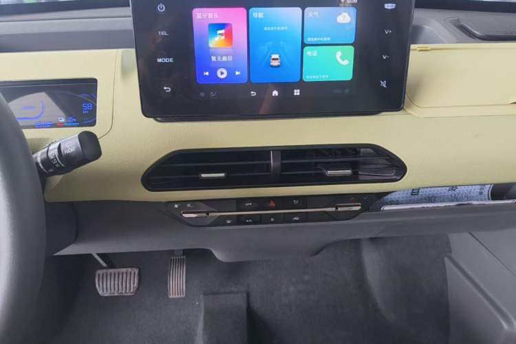 Used Geely Galaxy Panda 2023 Panda Mini 200km Endurance Bear Audio And AC Panel