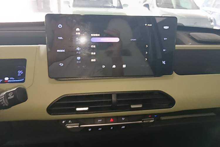 Used Geely Galaxy Panda 2023 Panda Mini 200km Endurance Bear Audio And AC Panel