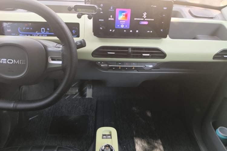 Used Geely Galaxy Panda 2023 Panda Mini 200km Endurance Bear Audio And AC Panel