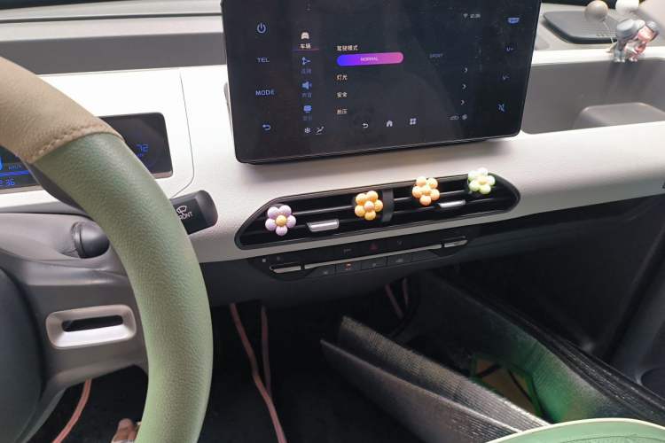 Used Geely Galaxy Panda 2023 Panda Mini 200km Endurance Bear Audio And AC Panel