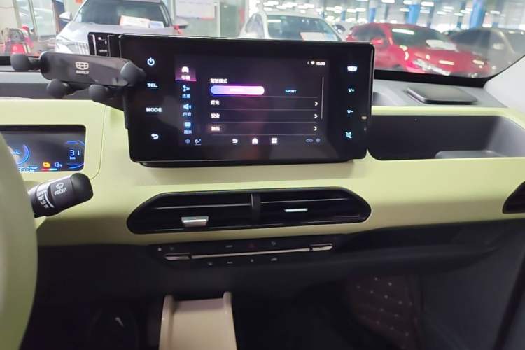 Used Geely Galaxy Panda 2023 Panda Mini 200km Endurance Bear Audio And AC Panel