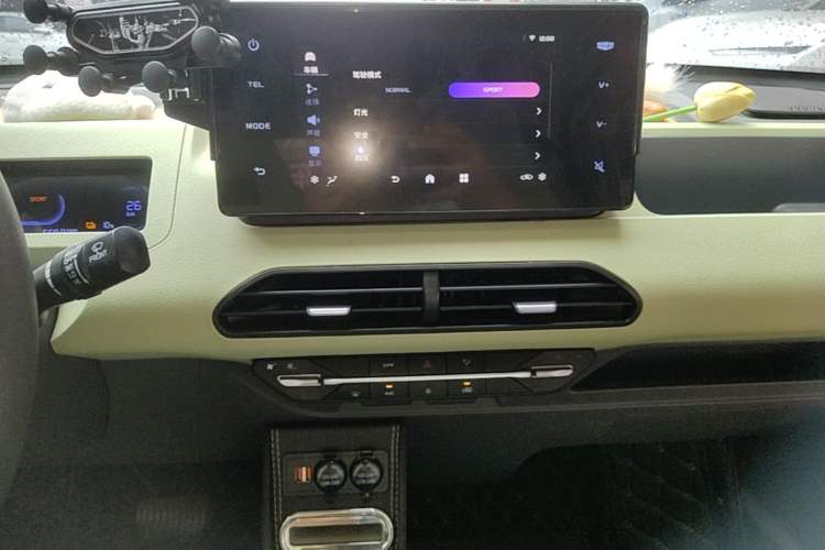 Used Geely Galaxy Panda 2023 Panda Mini 200km Endurance Bear Audio And AC Panel
